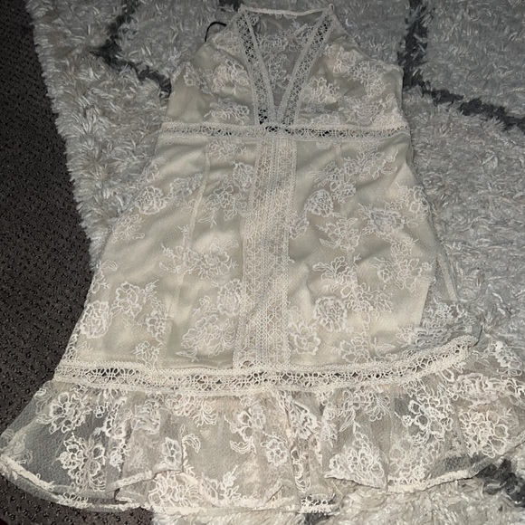 NUDE WOVEN MINI DESS W/ LACE & EMBROIDERED FLOWER PRINT - Picture 5 of 6